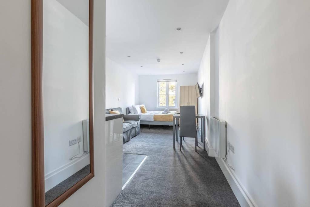 Modern Apartment On Egham High St And Close To Royal Holloway Exterior photo
